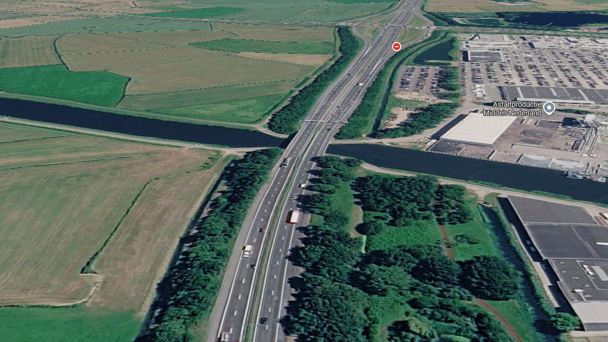 Satellietbeeld van de A28 en de Hardenbergerbrug bij Nijkerk