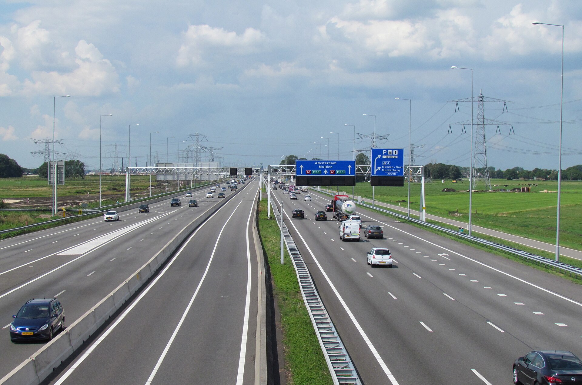 Nederlandse autosnelweg A1 met meerdere doorgaande rijstroken bij Muiderberg