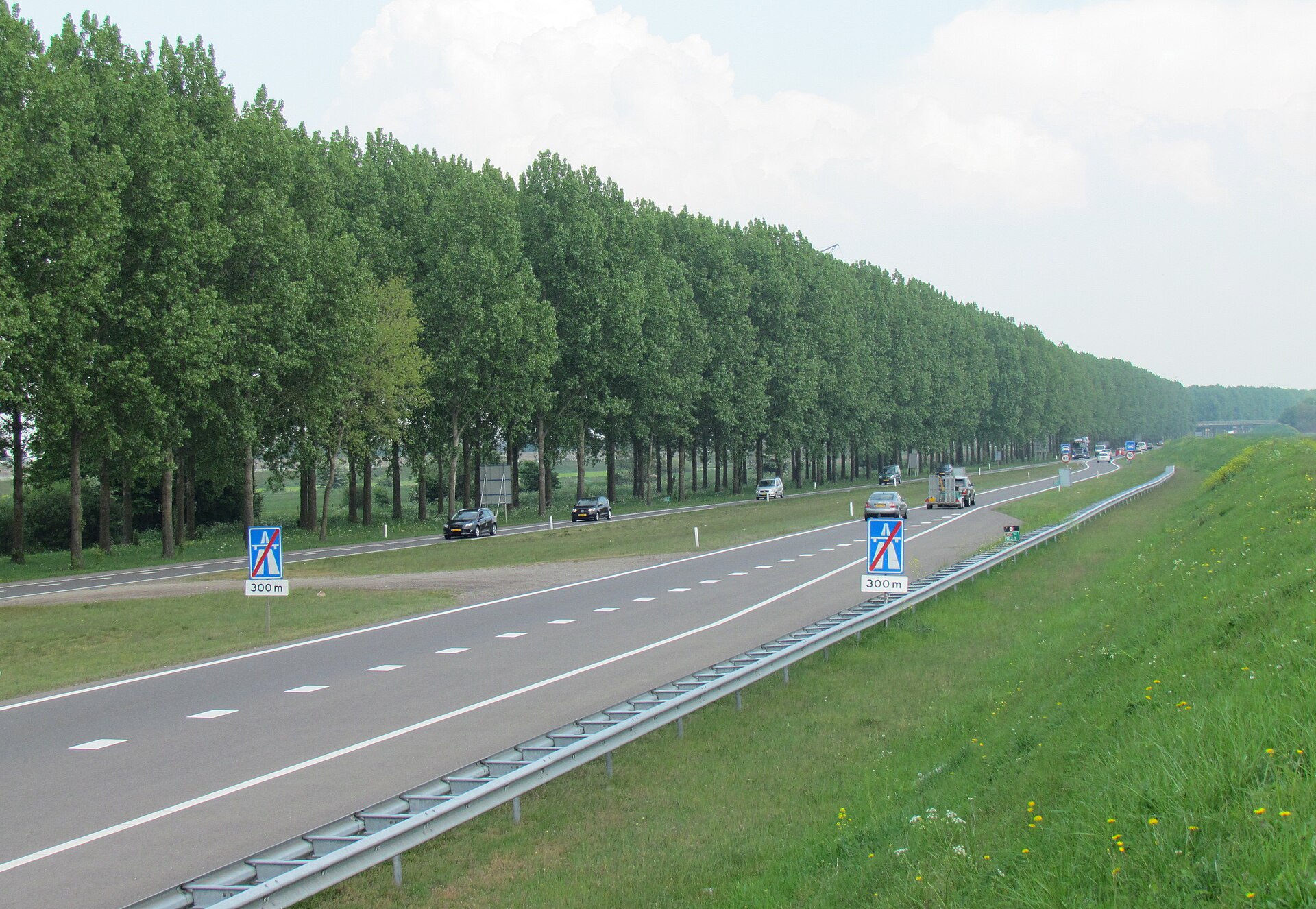 Nederlandse autosnelweg A15 bij Bemmel met doorgaande rijstroken en een aansluiting
