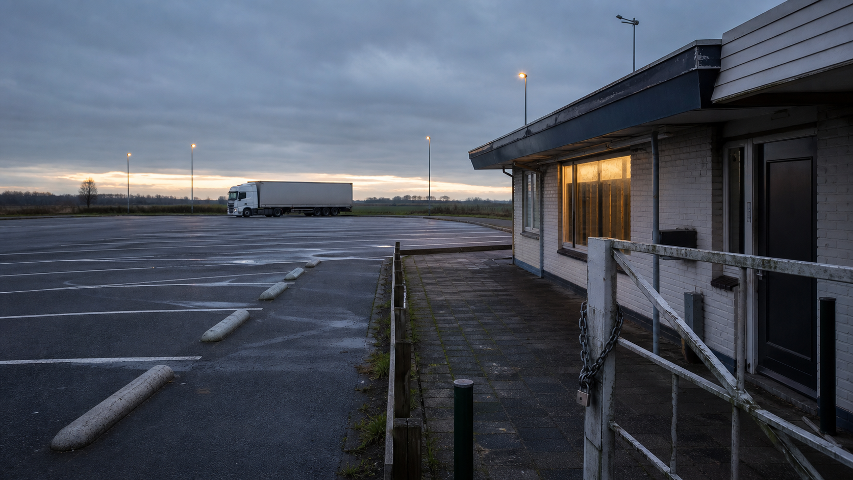 Illustratie van een gesloten wegrestaurant naast een lege vrachtwagenparking